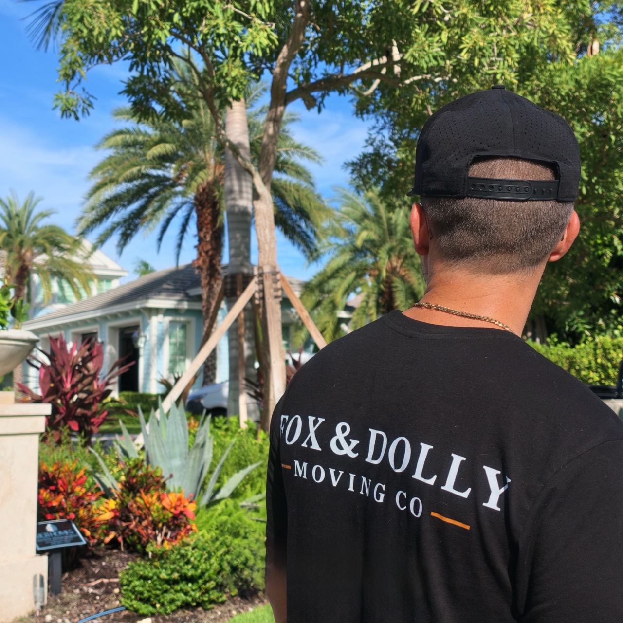Fox and Dolly professional mover arriving at a Naples home